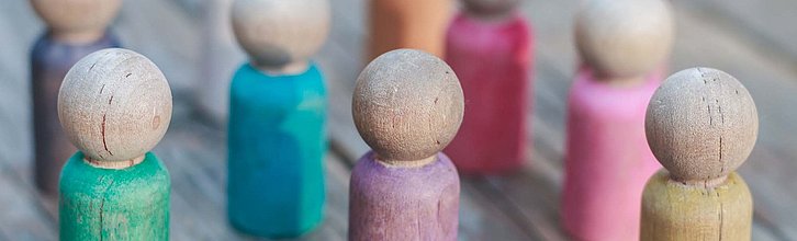Mehrere bunte Holz-Spielfiguren