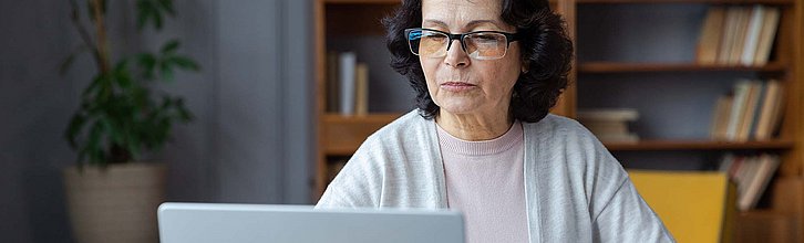 Frau schaut auf Laptop